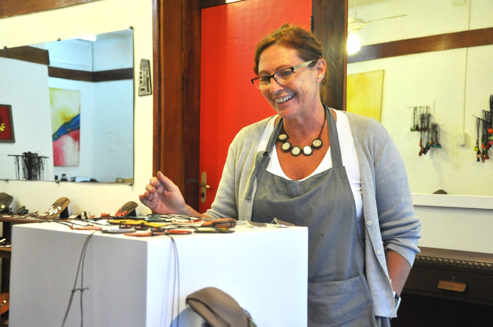 Marisa Bidone en su atelier de cerámica artesanal